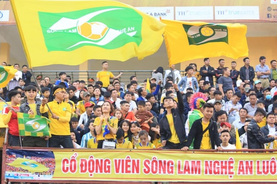 Sân Vinh chính thức mở cửa trở lại, khán giả phải đeo khẩu trang khi vào xem trận SLNA gặp Bình Định