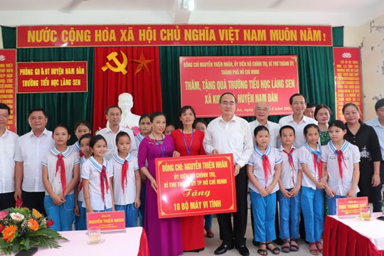 Bí thư Thành ủy thành phố Hồ Chí Minh thăm, tặng quà tại Nghệ An