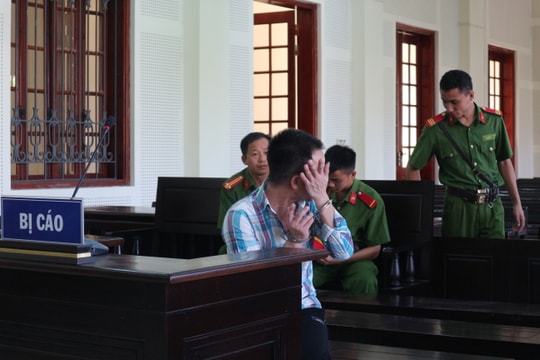 Hầu tòa lần 3, người cha lầm lỡ khóc nức nở khi gặp con gái