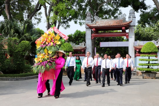 Đồng chí Nguyễn Thiện Nhân dâng hoa tưởng nhớ Chủ tịch Hồ Chí Minh tại Kim Liên (Nam Đàn)