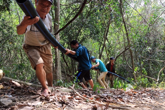 Nắng nóng khô kiệt, người dân vùng cao Nghệ An tự xây bể, lắp đường ống 'khủng' dẫn nước về bản  