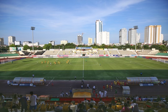 HLV Bình Định tấm tắc với chất lượng mặt sân Vinh