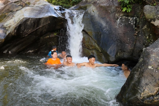 Thác Liếp - điểm du lịch hấp dẫn 'giải nhiệt' ngày nắng nóng ở Nghệ An