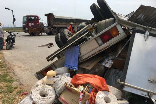  Vượt đèn đỏ, xe tải đối đầu với xe đầu kéo phơi bụng, bẹp ca bin