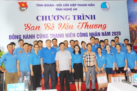 Tỉnh đoàn Nghệ An tặng quà các gia đình công nhân có hoàn cảnh khó khăn