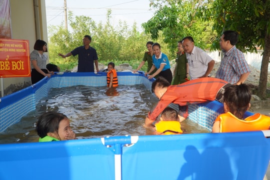 Tặng bể bơi thông minh cho xã vùng giáo ở Hưng Nguyên