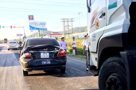 Xe tải va chạm xế hộp trên Quốc lộ 1A trong lúc chờ đèn giao thông