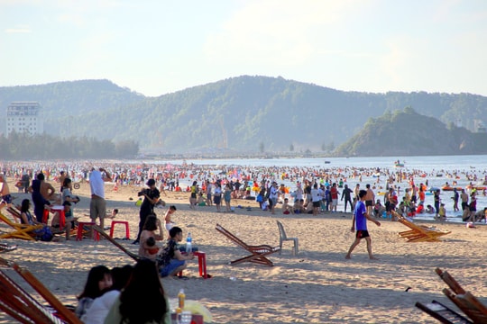 Hàng vạn du khách đổ về biển Cửa Lò ngày cuối tuần