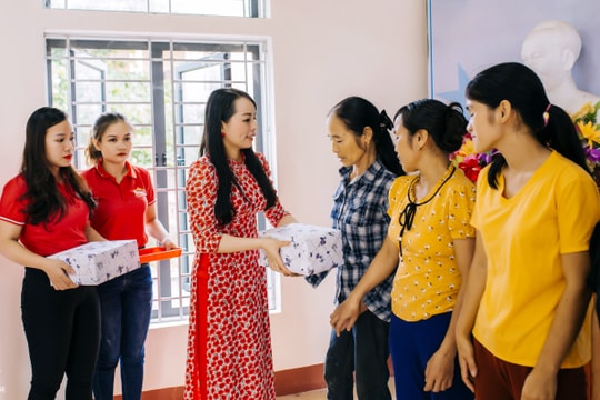 Siêu thị Bố Mẹ Bé sẻ chia yêu thương với người dân nghèo ở Hương Sơn (Hà Tĩnh)