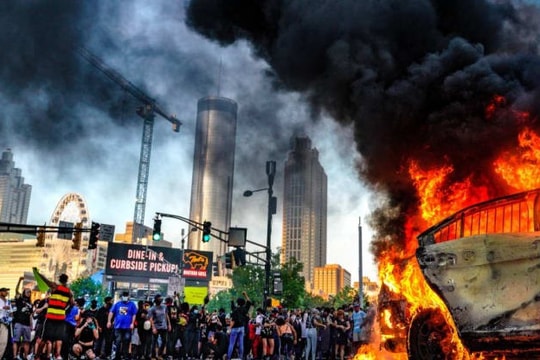 Nước Mỹ phải phong tỏa nhiều thành phố, huy động vệ binh quốc gia để đối phó với người biểu tình