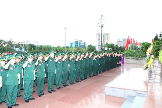 Đoàn đại biểu Đại hội Đảng bộ BĐBP Nghệ An dâng hoa báo công với Chủ tịch Hồ Chí Minh  ​