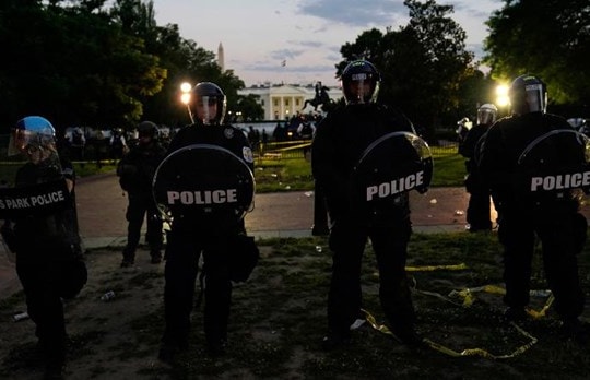 Tổng thống Trump sơ tán xuống hầm ngầm khi người biểu tình vây Nhà Trắng