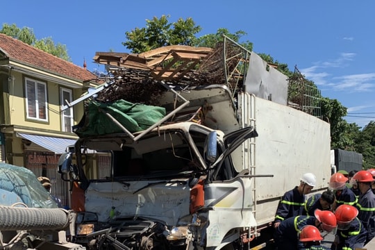 Đâm xe bồn, tài xế xe tải tử vong sau khi được giải cứu do mắc kẹt trong cabin 