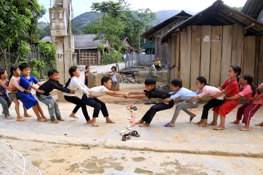 Thú vị những trò vui của trẻ em rẻo cao Nghệ An sau giờ lên lớp