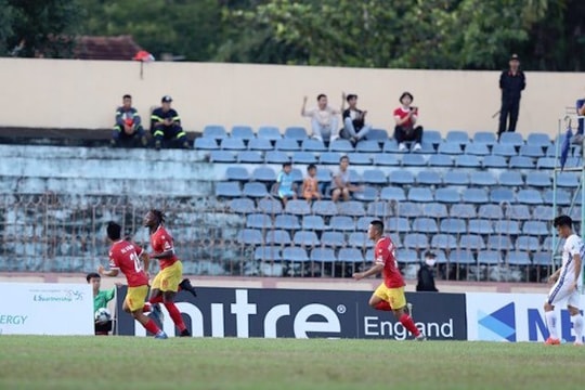 HL Hà Tĩnh tạo nên 'cú sốc' trên sân Tam Kỳ; Khác Real, Barca đá vào giờ 'siêu xấu'