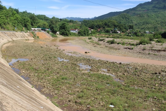 Sông Nậm Mộ - thượng nguồn Sông Lam kiệt nước, trơ đá sỏi