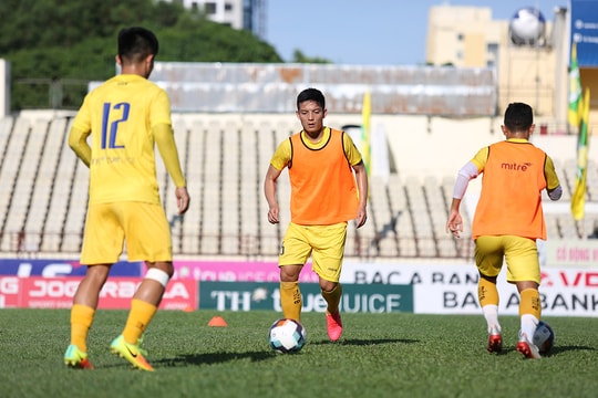 Đội trưởng SLNA và đồng đội cùng bị chấn thương giãn dây chằng 