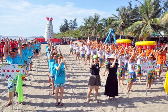 Nghệ An đón đoàn khách du lịch hơn 500 người đến với Cửa Lò