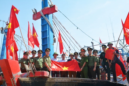 Công an Nghệ An tặng 200 lá cờ Tổ quốc cho 30 tàu cá