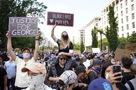 Người Mỹ phản đối cách phản ứng của Tổng thống Trump đối với người biểu tình