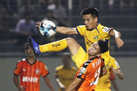 Ai sẽ thay thế trung vệ Hoàng Văn Khánh của SLNA trong suốt 1 tháng?