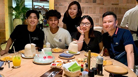 Rò rỉ bức ảnh hiếm hoi Công Phượng chụp cùng bạn gái Thạc sỹ; Trận Hà Nội vs HAGL bán ra 1 vạn vé 