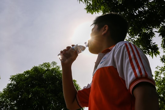 Học sinh Nghệ An 'đội nắng, chống nóng' đến trường