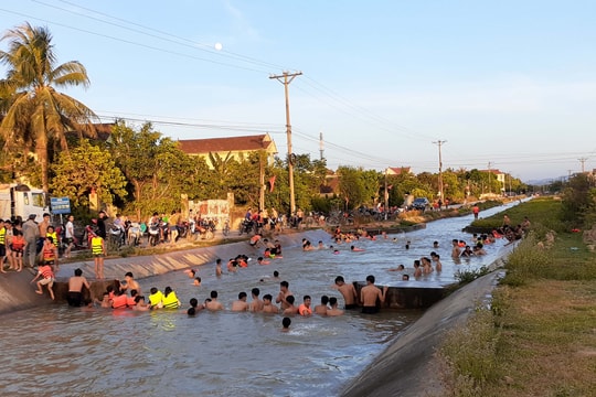 Kênh thủy lợi ở Nghệ An 'biến' thành hồ bơi ngày nắng nóng