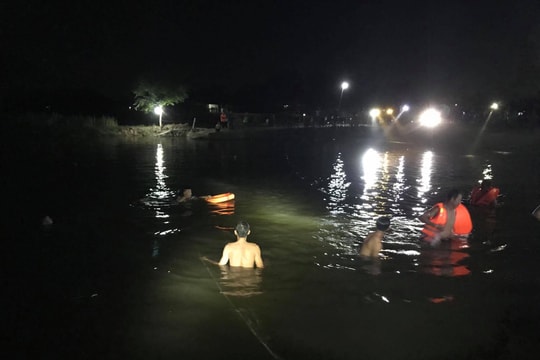 Trục vớt thi thể người đàn ông nghi đuối nước ở đập trong đêm