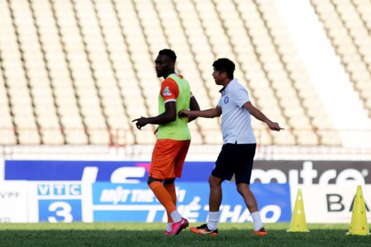 HLV Lê Huỳnh Đức không hài lòng với ngoại binh trong buổi tập trước trận gặp SLNA 