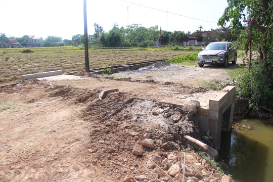 Dân xã Trung Sơn (Đô Lương) kêu khổ vì đường thôn bị xe quá tải 'cày xới' 