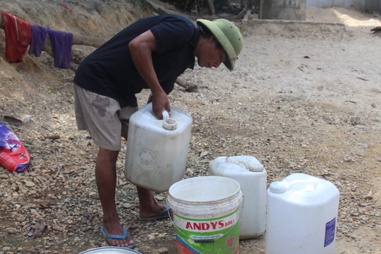 Hàng chục hộ dân xã biên giới Nghệ An vượt 3km đường rừng vào khe hứng nước 