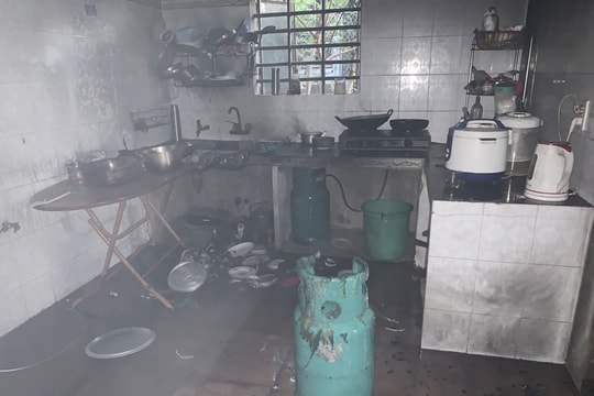 Phòng ngủ bốc cháy, chủ nhà tung cửa kêu cứu lúc rạng sáng