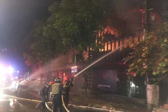 Quán Pub ở thành phố Vinh bốc cháy dữ dội trong đêm