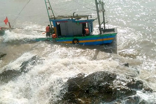 Va vào bãi đá, tàu cá Nghệ An hư hỏng nặng