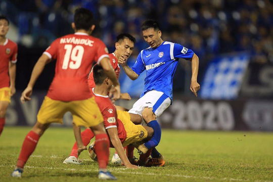 HLV HAGL sẵn sàng bị sa thải sau trận thua đậm Hà Nội; Cầu thủ Quảng Ninh gãy chân 