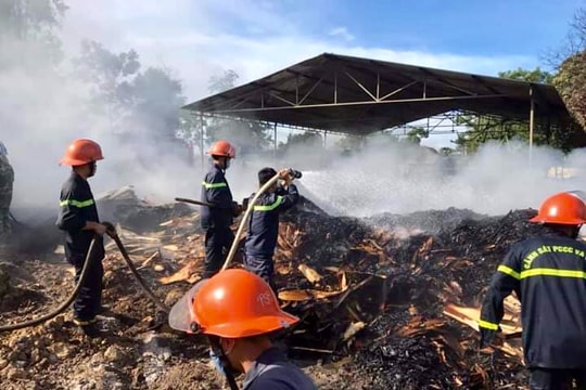 Xưởng gỗ bốc cháy dữ dội trong ngày nắng gắt​