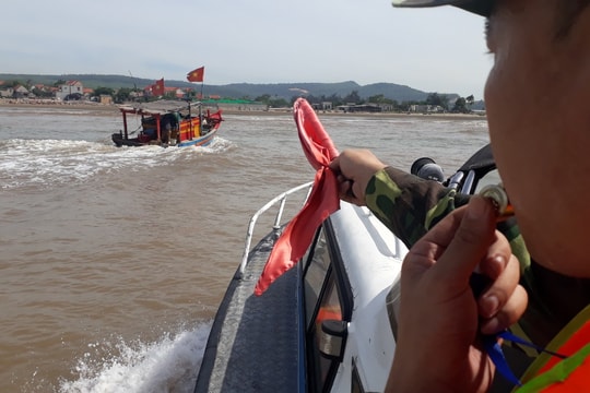 Bắt tàu dùng kích điện đánh cá, lấy bình gas chống trả  cơ quan chức năng