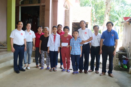 Báo Nghệ An thăm, tặng quà gia đình 2 em bé mồ côi bố, mẹ bị u não