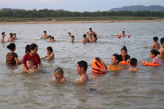 Nắng nóng, người dân đổ ra 'bãi tắm Cửa Lò' trên sông Lam