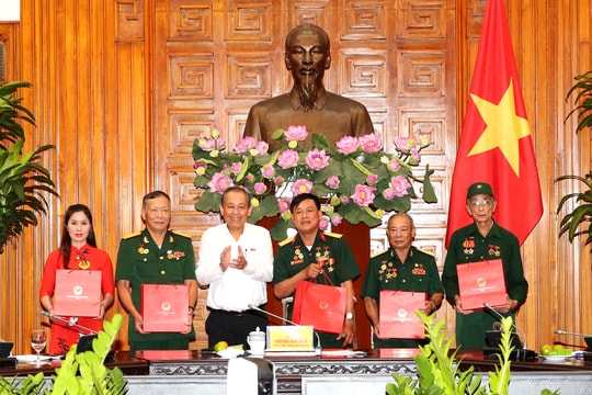 Phó Thủ tướng Thường trực tiếp đoàn người có công tỉnh Nghệ An