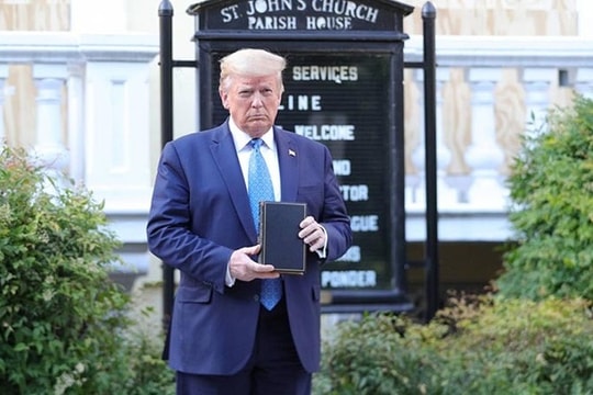 Trump 'cố thủ' trước khủng hoảng