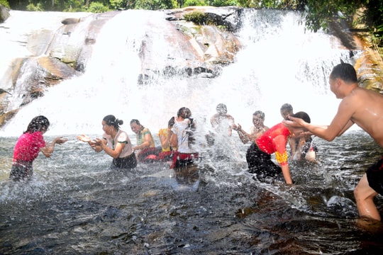 Thác nước Tạt Niên - điểm 'giải nhiệt' mới ở miền Tây xứ Nghệ 