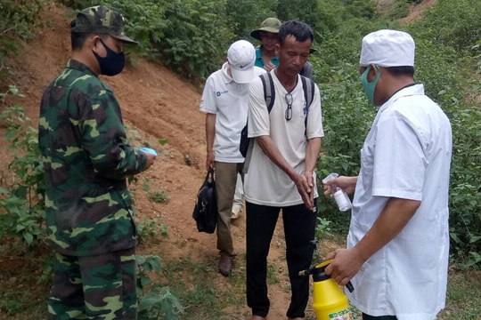 Phát hiện, đưa đi cách ly 8 công nhân làm việc tại Lào nhập cảnh trái phép