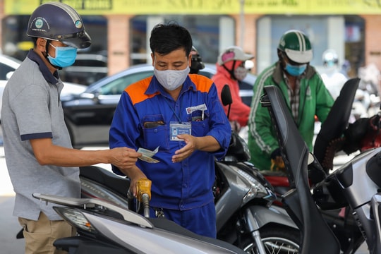 Giá xăng tăng gần 1.000 đồng/lít