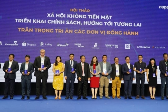 Câu chuyện doanh nghiệp thúc đẩy không dùng tiền mặt: Dễ mà không dễ