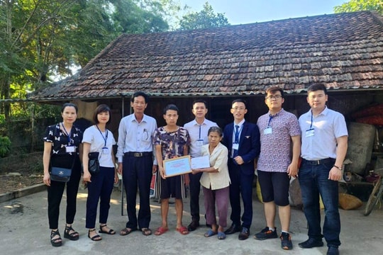 Trao tặng 20 triệu đồng giúp đỡ gia đình người phụ nữ đơn thân có con trai gặp nạn, mẹ mù lòa