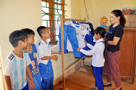 Nơi lớp học có 2 chiếc bảng, cô giáo giặt áo cho học trò