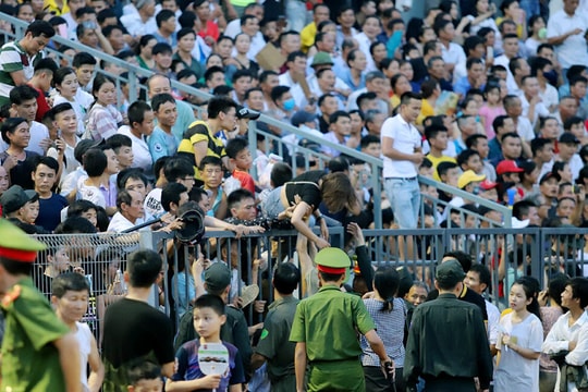 Hà Tĩnh 'vỡ' sân do cán bộ mở cửa cho người nhà vào; Barca đại thắng trong ngày La Liga tái xuất