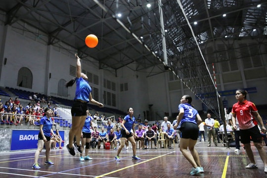 Hơn 400 vận động viên tranh tài tại Giải Bóng chuyền hơi nữ Công đoàn Viên chức Nghệ An năm 2020
